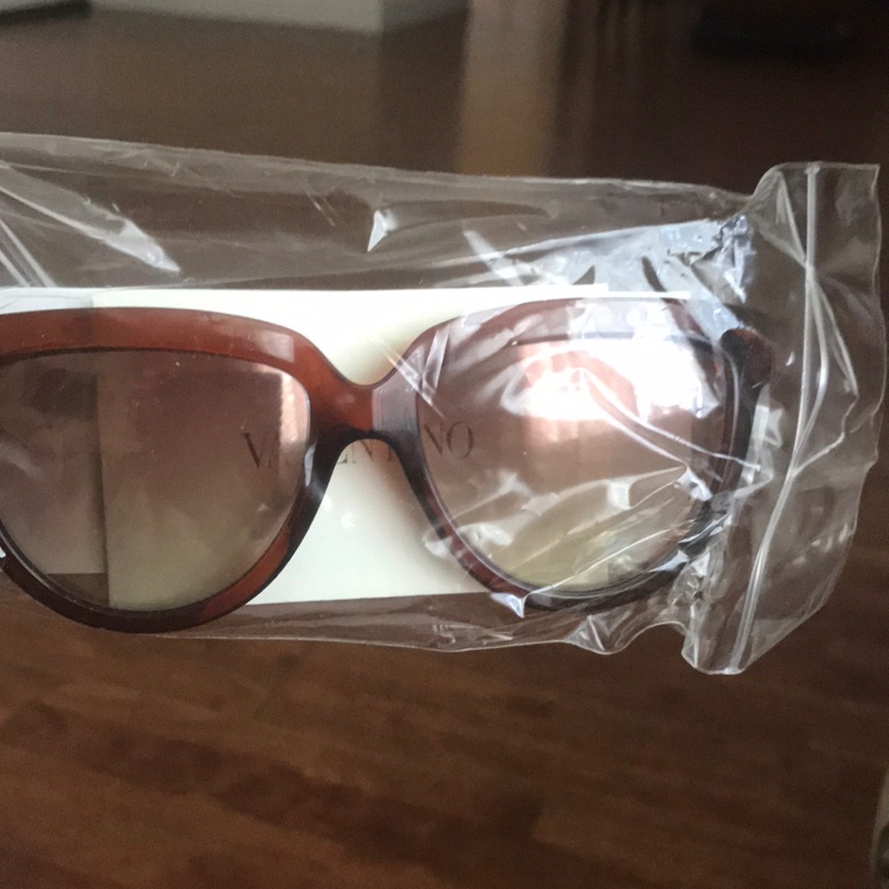 Valentino 57mm sunglasses - Picture 4 of 6
